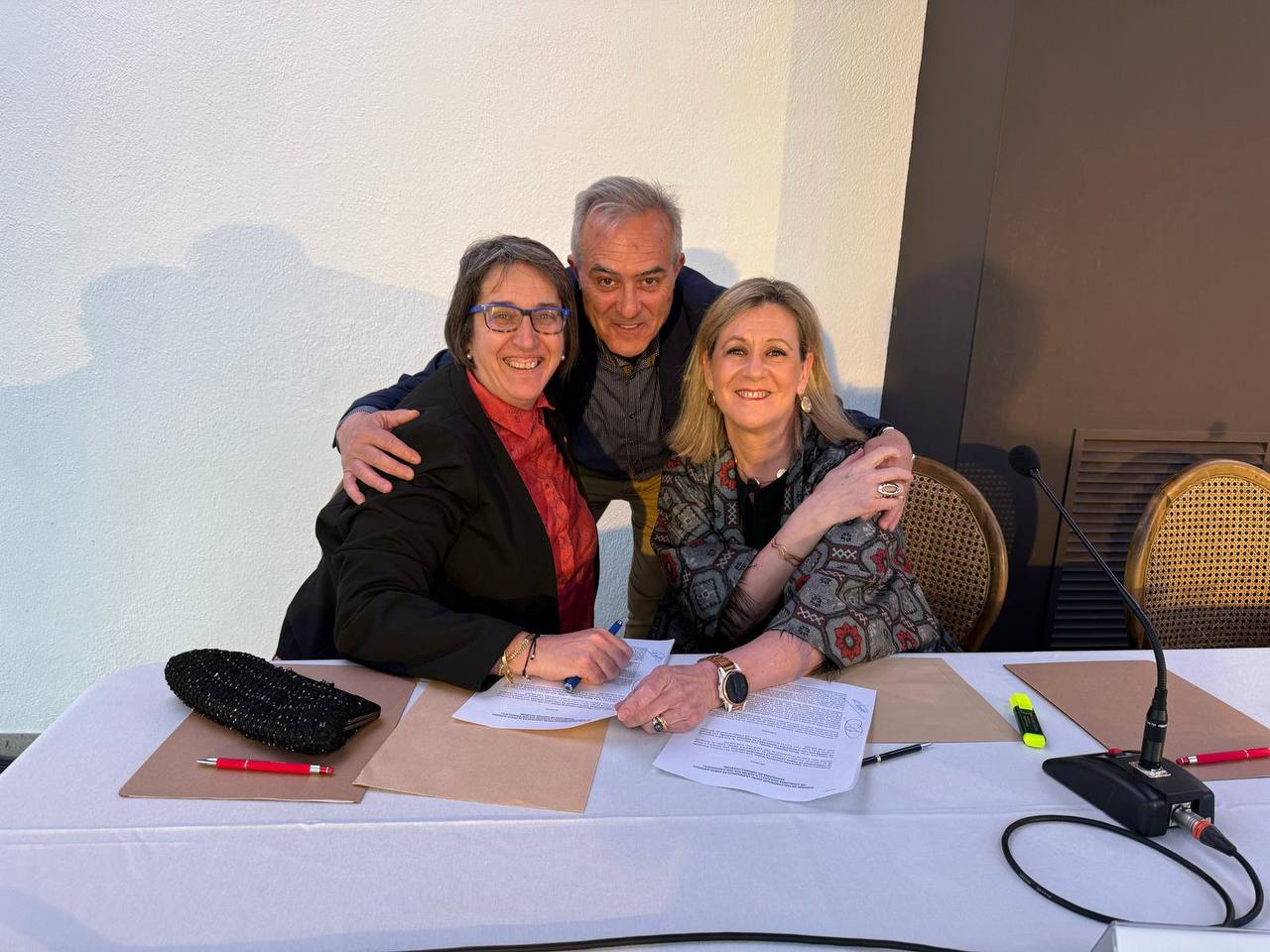 L’ICAATOR i l’APEJUC signen un conveni per impulsar la col·laboració jurídica - El Col·legi d’Advocats de Tortosa i l’APEJUC han signat un conveni per col·laborar en activitats formatives, professionals i institucionals en benefici dels professionals del sector jurídic.